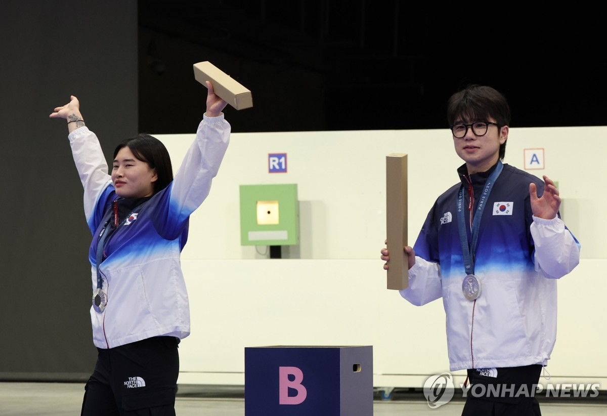 박하준-금지현 조가 27일 프랑스 샤토루 국립사격장에서 열린 2024 파리 하계올림픽 사격 10m 공기소총 혼성 종목에서 은메달을 따냈다. 2년 전 바쿠 월드컵에서 금메달을 합작했던 둘은 이번 대회에선 같은 팀으로 호흡할 운명이 아니었다. 그러나 한국이 쿼터를 2장으로 늘리면서 박하준 파트너가 금지현으로 바뀌었고 이는 신의 한 수가 됐다. 연합뉴스