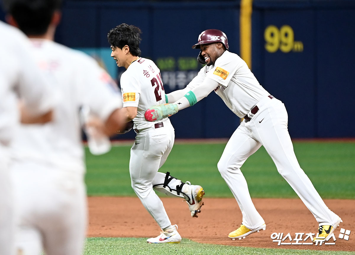 27일 오후 서울 구로구 고척스카이돔에서 열린 '2024 신한 SOL Bank KBO리그' KIA 타이거즈와 키움 히어로즈의 경기, 키움이 송성문의 끝내기 안타에 힘입어 KIA에 6:5 승리를 거두며 위닝시리즈를 달성했다. 9회말 2사 만루 키움 송성문이 끝내기 안타를 날리며 기뻐하고 있다. 고척, 김한준 기자