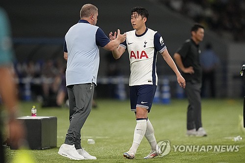 토트넘 홋스퍼는 27일(한국시간) 일본 도쿄 국립경기장에서 열린 J리그 클럽 비셀 고베와의 여름 프리시즌 친선전에서 페드로 포로와 손흥민 그리고 마이키 무어의 득점에 힘입어 3-2로 승리했다. 이날 선발로 나와 약 60분을 소화한 토트넘 주장 손흥민은 후반전에 역전골을 터트리며 팀 승리에 일조했다. 이날 경기장엔 무려 5만 명이 넘는 팬들이 모였는데 이들은 손흥민의 트레이드 마크인 찰칵 세리머니를 따라하고 손흥민이 교체될 때 기립 박수를 보내면서 눈길을 끌었다. 연합뉴스