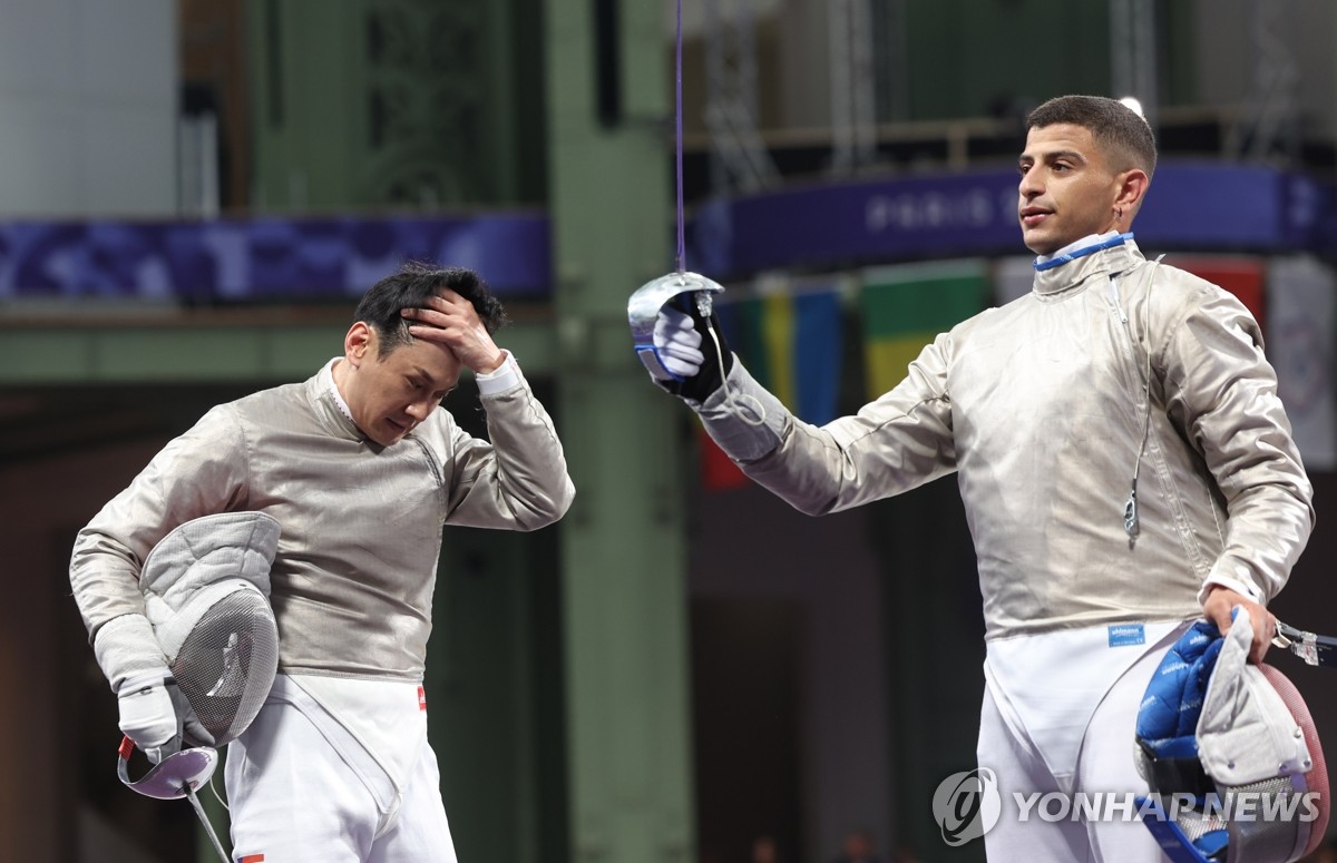 (파리=연합뉴스) 신준희 기자 = 27일 프랑스 파리 그랑 팔레에서 열린 2024 파리올림픽 펜싱 남자 사브르 개인 32강전에 출전한 구본길이 페레스 페르자니(튀니지)에게 패한 뒤 아쉬워하고 있다. 2024.7.27  hama@yna.co.kr