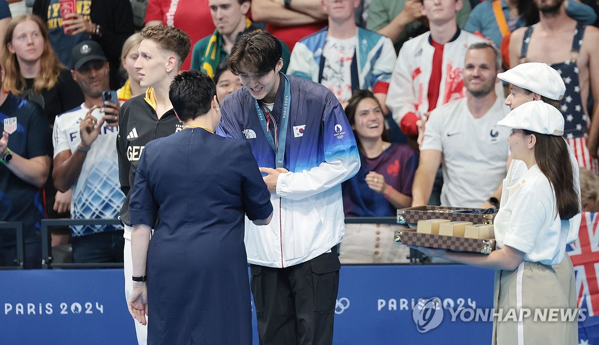 김우민이 한국 수영에 사상 두 번째 올림픽 메달을 안겨주는 쾌거를 달성했다. 예선에서 부진했기 때문에 그의 결승 역영이 더욱 빛났다. 그 누구도 신경쓰지 않고 자신만의 레이스를 펼친 끝에 웃었다.  김우민은 27일 프랑스 파리 라데팡스 수영장에서 열린 2024 파리 올림픽 남자 자유형 400m 결승에서 3분42초50으로 터치패드를 찍어 루카스 마르텐스(독일·3분41초68), 일라이자 위닝턴(호주·3분42초21)에 이은 결승 참가 선수 8명 중 3위를 차지하고 동메달을 목에 걸었다. 연합뉴스