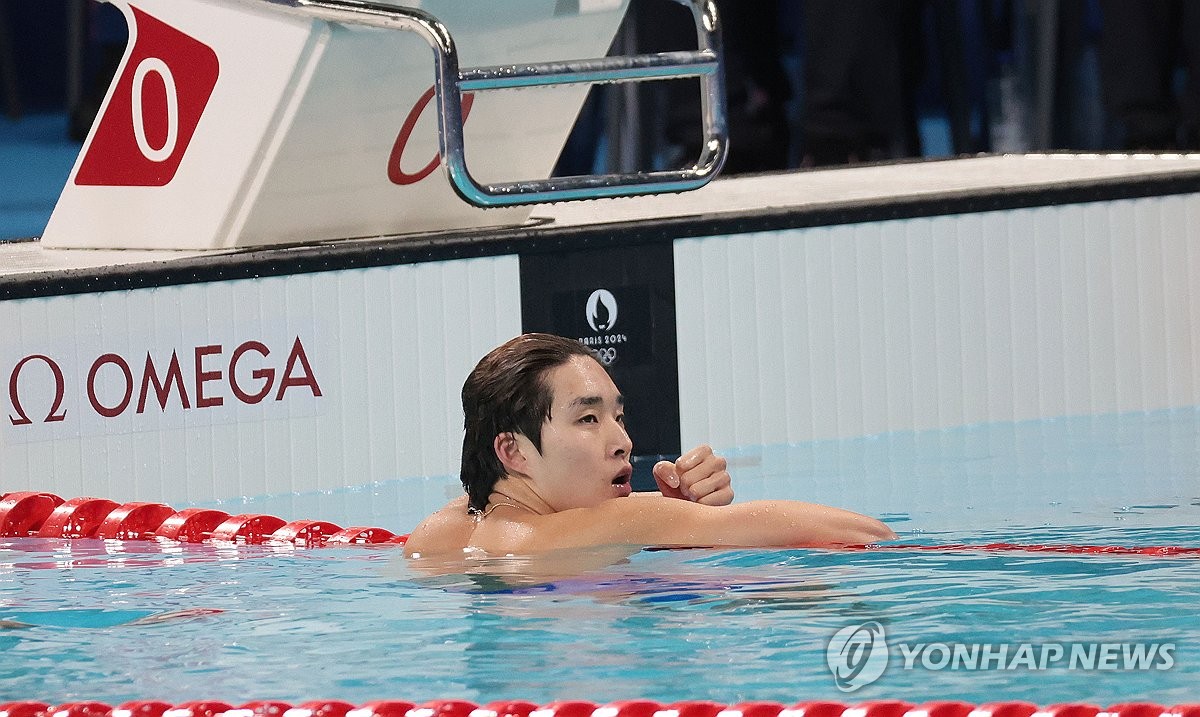 김우민이 한국 수영에 사상 두 번째 올림픽 메달을 안겨주는 쾌거를 달성했다. 예선에서 부진했기 때문에 그의 결승 역영이 더욱 빛났다. 그 누구도 신경쓰지 않고 자신만의 레이스를 펼친 끝에 웃었다.  김우민은 27일 프랑스 파리 라데팡스 수영장에서 열린 2024 파리 올림픽 남자 자유형 400m 결승에서 3분42초50으로 터치패드를 찍어 루카스 마르텐스(독일·3분41초68), 일라이자 위닝턴(호주·3분42초21)에 이은 결승 참가 선수 8명 중 3위를 차지하고 동메달을 목에 걸었다. 연합뉴스