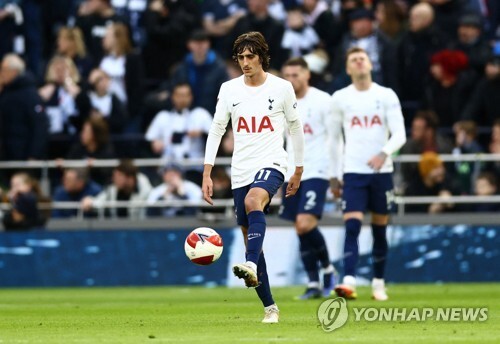 토트넘 홋스퍼에서 자리를 잡는 데 실패한 브리안 힐이 지로나FC로 임대를 떠난다. 유럽축구 이적시장 전문가 파브리치오 로마노는 28일(한국시간) 힐이 다음 시즌 지로나로 임대된다고 전했다. 로마노에 따르면 힐은 토트넘과 바이아웃 조항이 삽입된 재계약을 맺은 뒤 지로나로 떠날 예정이다. 토트넘 유망주 타이틀은 토트넘 입단을 앞두고 있는 것으로 알려진 양민혁을 포함해 최근 합류한 2006년생 선수들에게 돌아갈 전망이다. 사진 연합뉴스