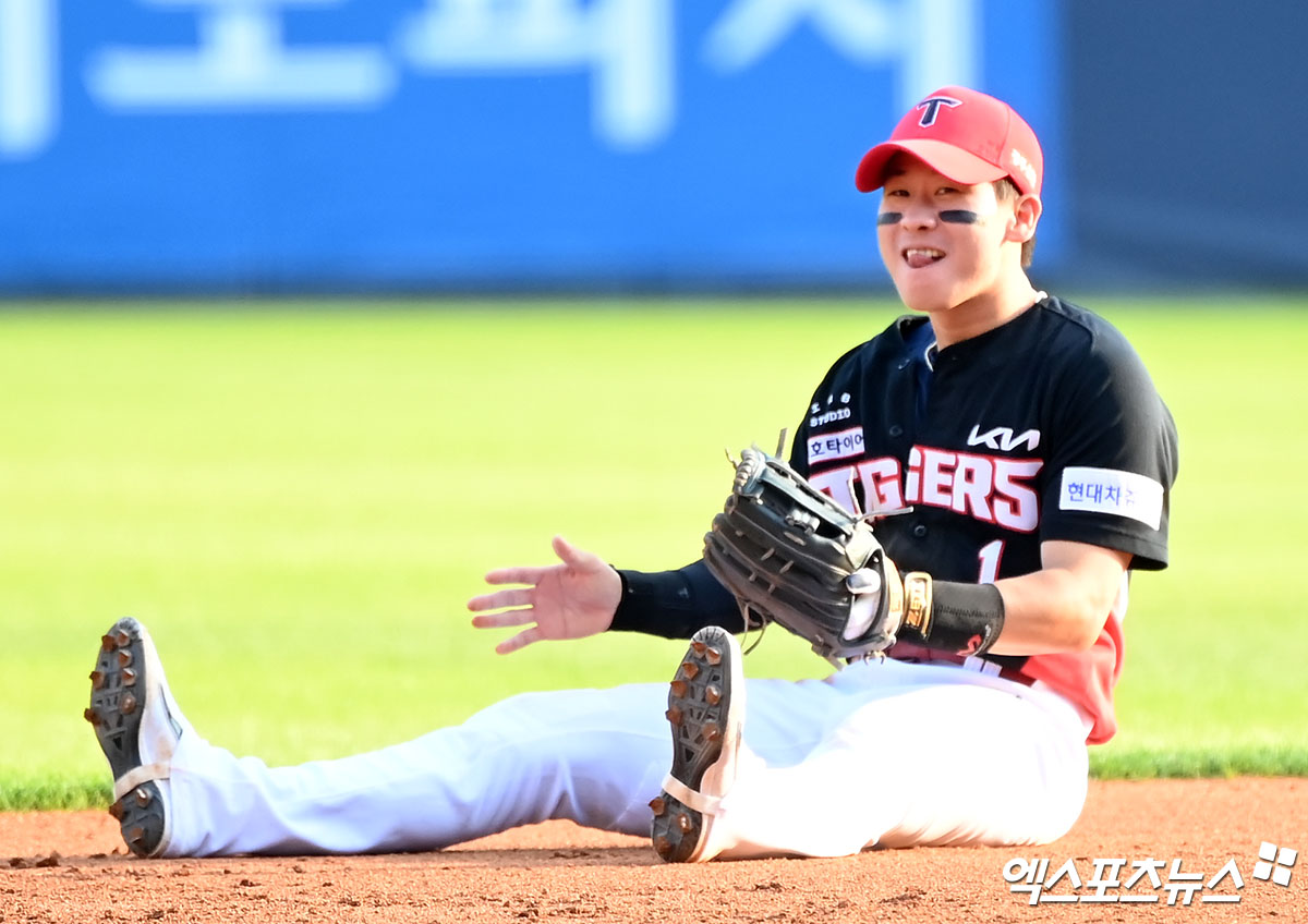 KIA 내야수 박찬호는 27일 고척스카이돔에서 열린 '2024 신한 SOL Bank KBO 리그' 키움과 주말 3연전 두 번째 경기에서 9번타자 유격수로 선발 출전했다. 기록되지 않은 수비 실수를 두 차례 하며 팀 패배를 지켜봐야 했다. 엑스포츠뉴스 DB