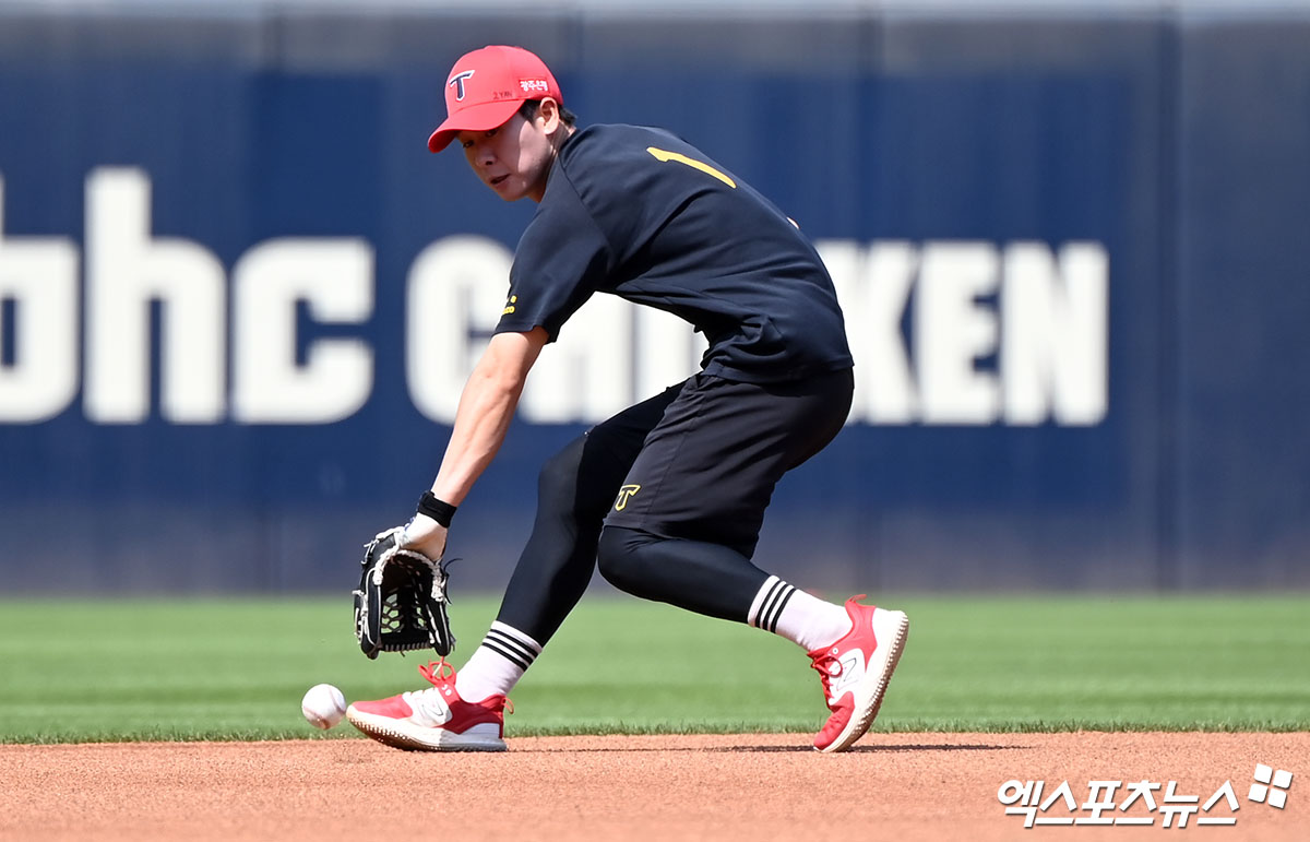 KIA 내야수 박찬호는 27일 고척스카이돔에서 열린 '2024 신한 SOL Bank KBO 리그' 키움과 주말 3연전 두 번째 경기에서 9번타자 유격수로 선발 출전했다. 기록되지 않은 수비 실수를 두 차례 하며 팀 패배를 지켜봐야 했다. 엑스포츠뉴스 DB