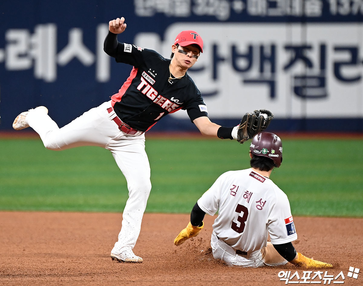 KIA 내야수 박찬호(왼쪽)는 27일 고척스카이돔에서 열린 '2024 신한 SOL Bank KBO 리그' 키움과 주말 3연전 두 번째 경기에서 9번타자 유격수로 선발 출전했다. 기록되지 않은 수비 실수를 두 차례 하며 팀 패배를 지켜봐야 했다. 엑스포츠뉴스 DB