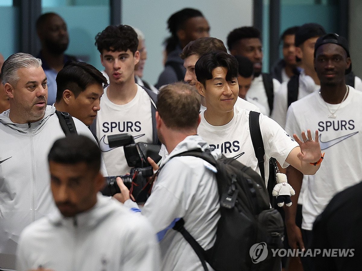 (영종도=연합뉴스) 이지은 기자 = 잉글랜드 프로축구 토트넘의 손흥민과 선수들이 쿠팡플레이 시리즈 참가를 위해 28일 오후 인천국제공항을 통해 입국하며 손을 흔들고 있다. 토트넘에 이어 김민재의 소속팀인 독일의 명문 바이에른 뮌헨도 이번 시리즈에 참가해 3일 서울월드컵경기장에서 토트넘과 경기를 펼친다. 2024.7.28 jieunlee@yna.co.kr