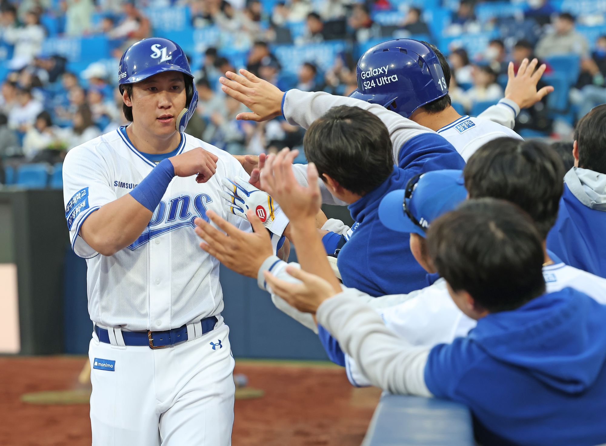 삼성 라이온즈 김동엽이 정규시즌 경기에서 득점한 뒤 동료들의 축하를 받고 있다. 삼성 라이온즈 제공