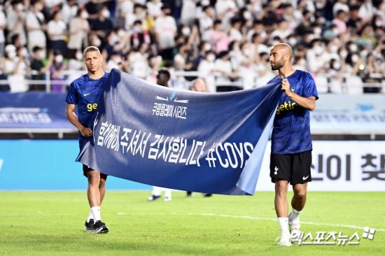 손흥민과 소속팀 토트넘 선수단이 28일 오후 2시 30분경 인천국제공항 제1여객터미널을 통해 입국했다. 지난 2022년 처음으로 한국 투어를 진행한 지 2년 만에 다시 한국을 찾았다.  토트넘에 이어 김민재의 소속팀인 독일의 명문 바이에른 뮌헨도 이번 시리즈에 참가해 3일 서울월드컵경기장에서 토트넘과 경기를 펼친다. 엑스포츠뉴스DB