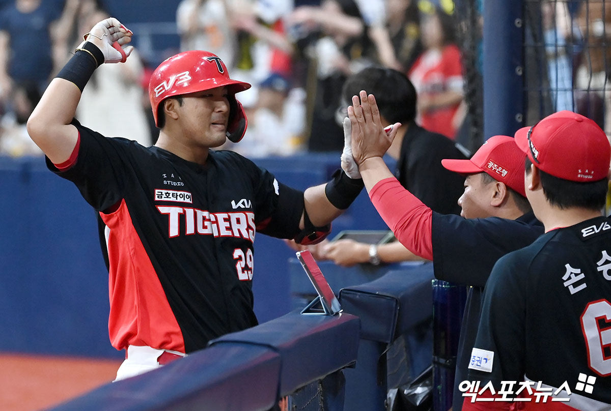 ​​KIA 내야수 변우혁은 28일 고척스카이돔에서 열린 '2024 신한 SOL Bank KBO 리그' 키움과 주말 3연전 마지막 경기에서 7번타자 1루수로 선발 출전했다. 9회초 김선빈에 이어 연타석 홈런을 쳐 팀 승리에 힘을 보탰다.