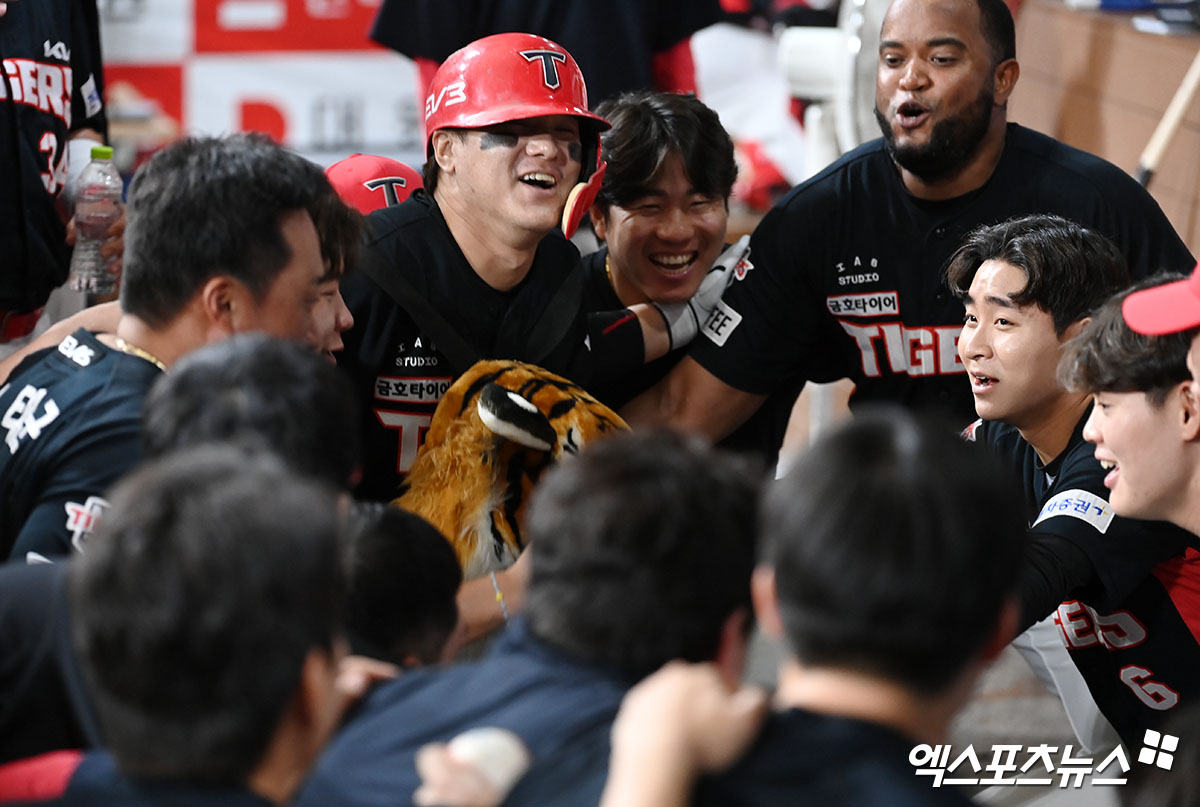 KIA 내야수 김선빈은 28일 고척스카이돔에서 열린 '2024 신한 SOL Bank KBO 리그' 키움과 주말 3연전 마지막 경기에서 6번타자 2루수로 선발 출전했다. 9회초 2사 후 극적인 홈런포로 팀 승리에 힘을 보탰다. 고척, 김한준 기자