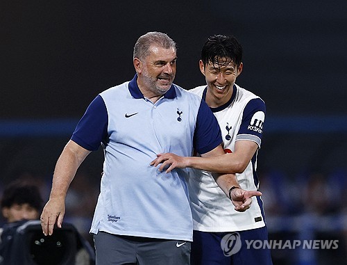 일본 매체 풋볼 존은 28일(한국시간) 토트넘 홋스퍼 주장 손흥민의 훌륭한 인성을 칭찬했다. 토트넘은 지난 27일 일본 도쿄 국립경기장에서 열린 비셀 고베와의 여름 프리시즌 친선전에서 3-2로 승리했다. 이날 중앙 공격수로 선발 출전한 손흥민은 후반 15분에 교체되기 전까지 약 60분 동안 그라운드를 누볐는데 후반전에 득점까지 터트렸다. 경기가 끝난 후 손흥민은 인터뷰에서 친선전에서 최선을 다한 비셀 고베와 일본 선수들에게 감사를 표하면서 일본 현지 언론으로부터 칭찬을 받았다. 연합뉴스