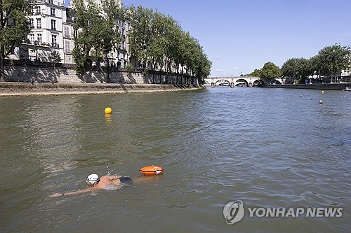 프랑스 매체 프랑스 24는 28일(한국시간) 2024 파리올림픽 주최 측은 센강 오염 수준으로 인해 트라이애슬론(철인 3종 경기)의 첫 번째 훈련 일정을 취소했다고 보도했다. 이번 파리올림픽에서 트라이애슬론 수영과 수영 마라톤으로 불리는 오픈 워터 스위밍은 파리를 통과하는 센강에서 열린다. 센강은 수질 오염으로 1923년부터 수영이 금지됐기에 프랑스는 올림픽 전까지 수질 개선을 위해 노력했지만 경기를 치르기도 전에 수질 오염으로 훈련이 취소되는 상황이 벌어지면서 불안감을 키웠다. 연합뉴스