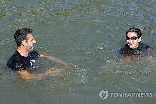 프랑스 매체 프랑스 24는 28일(한국시간) 2024 파리올림픽 주최 측은 센강 오염 수준으로 인해 트라이애슬론(철인 3종 경기)의 첫 번째 훈련 일정을 취소했다고 보도했다. 이번 파리올림픽에서 트라이애슬론 수영과 수영 마라톤으로 불리는 오픈 워터 스위밍은 파리를 통과하는 센강에서 열린다. 센강은 수질 오염으로 1923년부터 수영이 금지됐기에 프랑스는 올림픽 전까지 수질 개선을 위해 노력했지만 경기를 치르기도 전에 수질 오염으로 훈련이 취소되는 상황이 벌어지면서 불안감을 키웠다. 연합뉴스