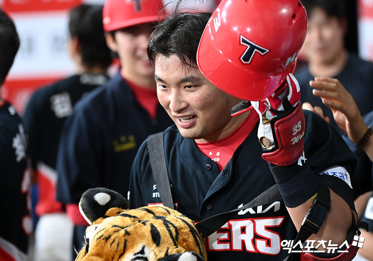 KIA 내야수 변우혁은 28일 고척스카이돔에서 열린 '2024 신한 SOL Bank KBO 리그' 키움과 주말 3연전 마지막 경기에서 7번타자 1루수로 선발 출전했다. 9회초 김선빈에 이어 연타석 홈런을 쳐 팀 승리에 힘을 보탰다. 고척, 김한준 기자