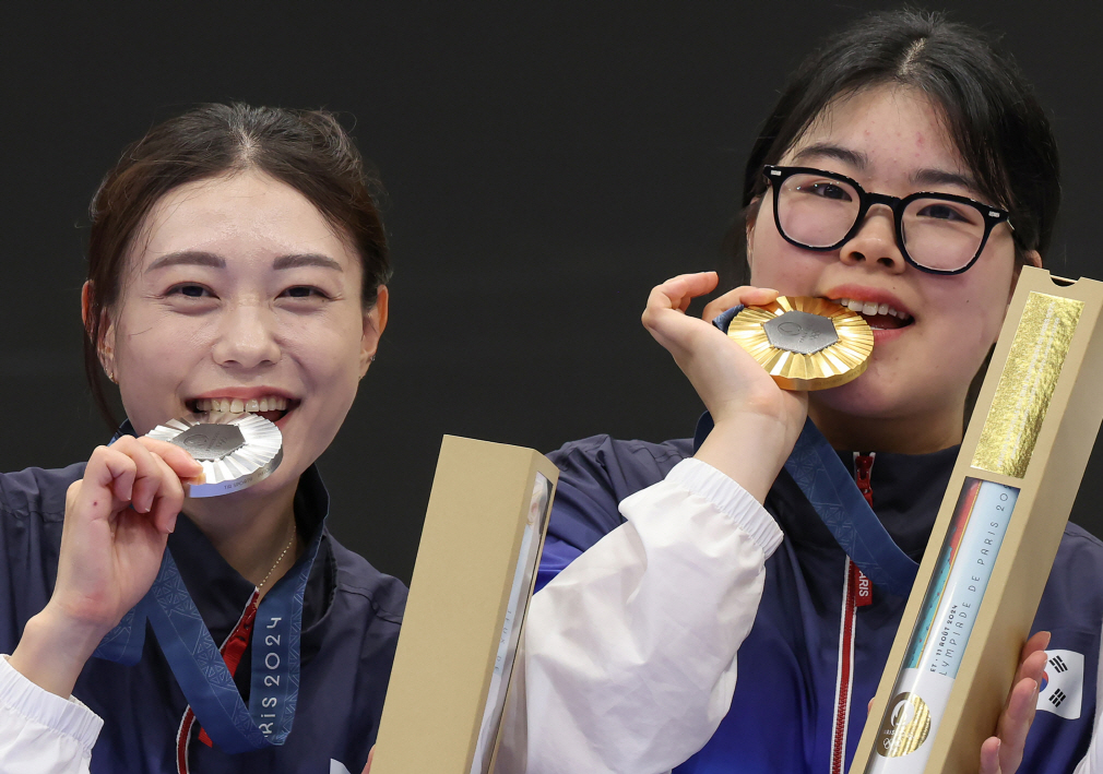 19세 총잡이 오예진과 주부 사수 김예지가 28일 프랑스 새토루 국립사격장에서 열린 2024 파리 올림픽 사격 여자 10m 공기권총 결승에서 243.2점의 올림픽 신기록을 찍으면서 금메달을 목에 걸었다. 김예진은 같은 종목에서 241.3점을 기록하면서 은메달을 따냈다. 2012 런던 올림픽 진종오, 최영래 이후 한국 선수들이 한 종목에서 금·은메달 나눠 갖는 쾌거를 달성했다. 연합뉴스