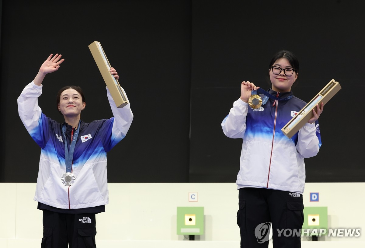 19세 총잡이 오예진과 주부 사수 김예지가 28일 프랑스 새토루 국립사격장에서 열린 2024 파리 올림픽 사격 여자 10m 공기권총 결승에서 243.2점의 올림픽 신기록을 찍으면서 금메달을 목에 걸었다. 김예진은 같은 종목에서 241.3점을 기록하면서 은메달을 따냈다. 2012 런던 올림픽 진종오, 최영래 이후 한국 선수들이 한 종목에서 금·은메달 나눠 갖는 쾌거를 달성했다. 연합뉴스