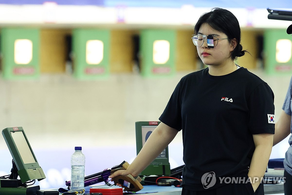 19세 총잡이 오예진(사진)과 주부 사수 김예지가 28일 프랑스 새토루 국립사격장에서 열린 2024 파리 올림픽 사격 여자 10m 공기권총 결승에서 243.2점의 올림픽 신기록을 찍으면서 금메달을 목에 걸었다. 김예진은 같은 종목에서 241.3점을 기록하면서 은메달을 따냈다. 2012 런던 올림픽 진종오, 최영래 이후 한국 선수들이 한 종목에서 금·은메달 나눠 갖는 쾌거를 달성했다. 연합뉴스