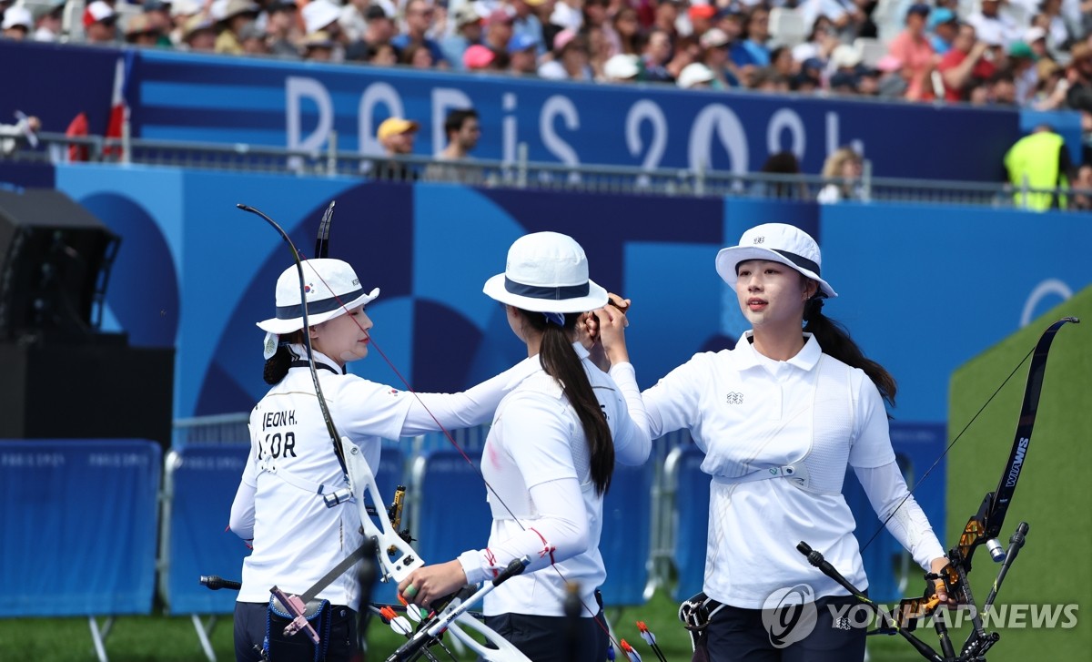 (파리=연합뉴스) 김인철 기자 = 임시현(오른쪽부터), 남수현, 전훈영이 28일(현지시간) 프랑스 파리 레쟁발리드 양궁 경기장에서 열린 2024 파리올림픽 양궁 여자단체 8강 대만과의 경기에서 손을 마주치며 기뻐하고 있다. 2024.7.28  yatoya@yna.co.kr