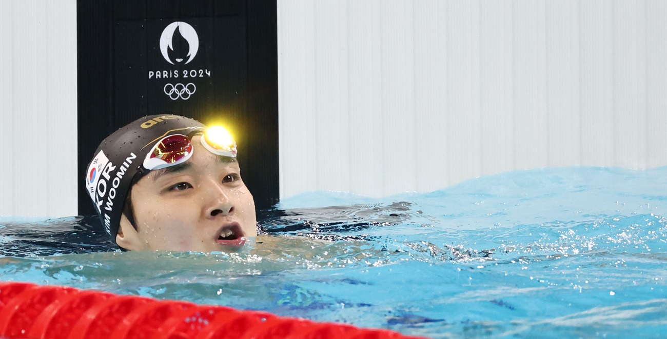 한국 남자 수영 중장거리의 간판 김우민이  28일(현지시간) 프랑스 파리 라데팡스 아레나에서 열린 2024 파리 올림픽 남자 자유형 200m 예선 2조에 출전, 전체 출전 선수 25명 중 12위에 오르며 준결승 진출에 성공했다. 사진 연합뉴스