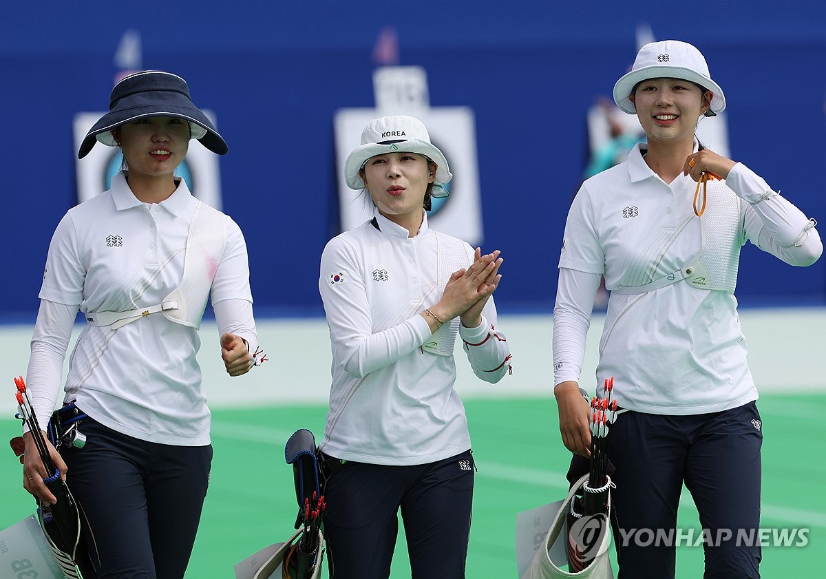 임시현, 남수현, 전훈영으로 구성된 한국 여자 양궁 대표팀은 28일 프랑스 파리 레쟁발리드에서 열린 2024 파리 올림픽 여자 양궁 단체전 4강에서 네덜란드와 세트스코어 4-4(57-53 52-53 57-58 59-51)로 비긴 뒤 슛오프(SO)에서 26-23으로 이겨 결승 진출에 성공했다. 한국 여자 양궁은 단체전이 채택된 1988 서울 올림픽부터 이번 대회까지 10회 연속 결승 진출 쾌거를 이뤘다. 한국은 10회 연속 금메달 획득에 도전한다. 연합뉴스