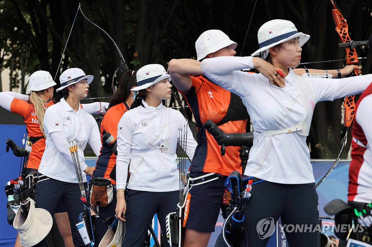 임시현, 남수현, 전훈영으로 구성된 한국 여자 양궁 대표팀은 28일 프랑스 파리 레쟁발리드에서 열린 2024 파리 올림픽 여자 양궁 단체전 4강에서 네덜란드와 세트스코어 4-4(57-53 52-53 57-58 59-51)로 비긴 뒤 슛오프(SO)에서 26-23으로 이겨 결승 진출에 성공했다. 한국 여자 양궁은 단체전이 채택된 1988 서울 올림픽부터 이번 대회까지 10회 연속 결승 진출 쾌거를 이뤘다. 한국은 10회 연속 금메달 획득에 도전한다. 연합뉴스