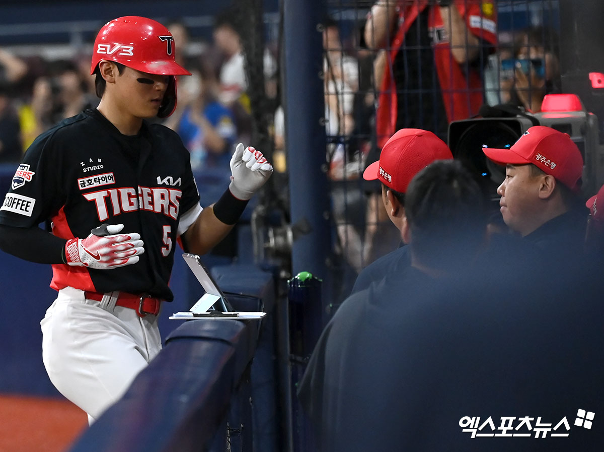 KIA 내야수 김도영(왼쪽)은 28일 고척 스카이돔에서 열린 '2024 신한 SOL Bank KBO 리그' 키움과 주말 3연전 마지막 경기에서 3번타자 3루수로 선발 출전했다. 이날 멀티히트를 때려내며 팀 승리에 힘을 보탰다. 엑스포츠뉴스 DB