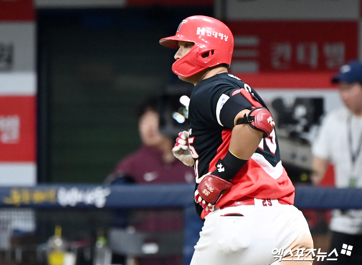 KIA 내야수 변우혁은 28일 고척스카이돔에서 열린 '2024 신한 SOL Bank KBO 리그' 키움과 주말 3연전 마지막 경기에서 7번타자 1루수로 선발 출전했다. 9회초 김선빈에 이어 연타석 홈런을 쳐 팀 승리에 힘을 보탰다. 고척, 김한준 기자