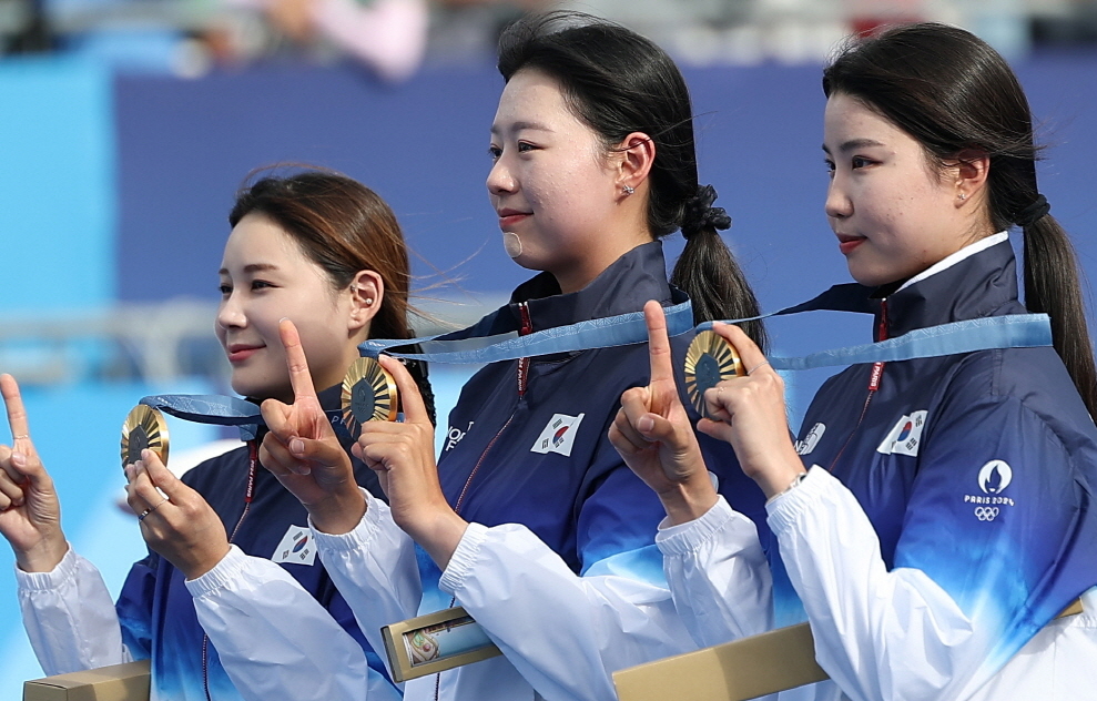 남수현, 임시현, 전훈영(왼쪽부터) 등 한국 여자 양궁 대표팀이 29일 프랑스 파리 레쟁발리드에서 열린 2024 파리 올림픽 여자 양궁 단체전 결승에서 중국을 누르고 금메달을 목에 건 뒤 이 종목 10회 연속 우승을 자축하는 의미에서 손가락으로 10을 만들어보이고 있다. 한국은 이 종목 10회 연속 금메달 위업을 달성했다. 여자 단체전이 1988 서울 올림픽부터 채택된 이후 모든 금메달을 휩쓰는 역사를 썼다. 사진 연합뉴스