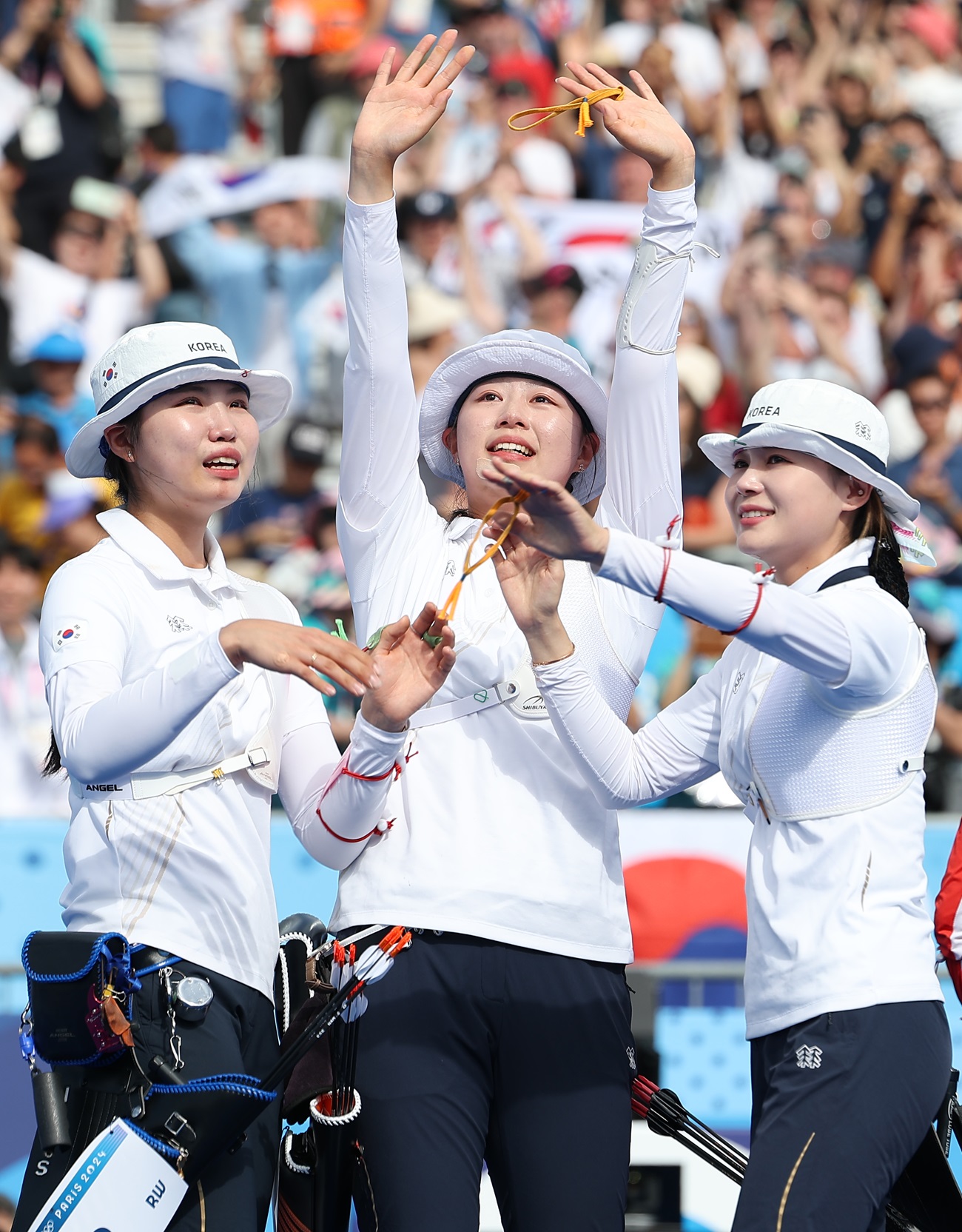 임시현(21·한국체대), 남수현(19·순천시청), 전훈영(30·인천시청)으로 구성된 한국 여자 양궁 대표팀이 28일(현지시간) 프랑스 파리 레쟁발리드에서 열린 2024 파리 올림픽 여자 양궁 단체전에서 금메달을 따냈다. 대만, 네덜란드, 중국을 차례로 격파하고 10회 연속 금메달의 위업을 달성했다. 여자 단체전이 1988 서울 올림픽부터 채택된 이후 모든 금메달을 휩쓰는 역사를 썼다. 사진 연합뉴스