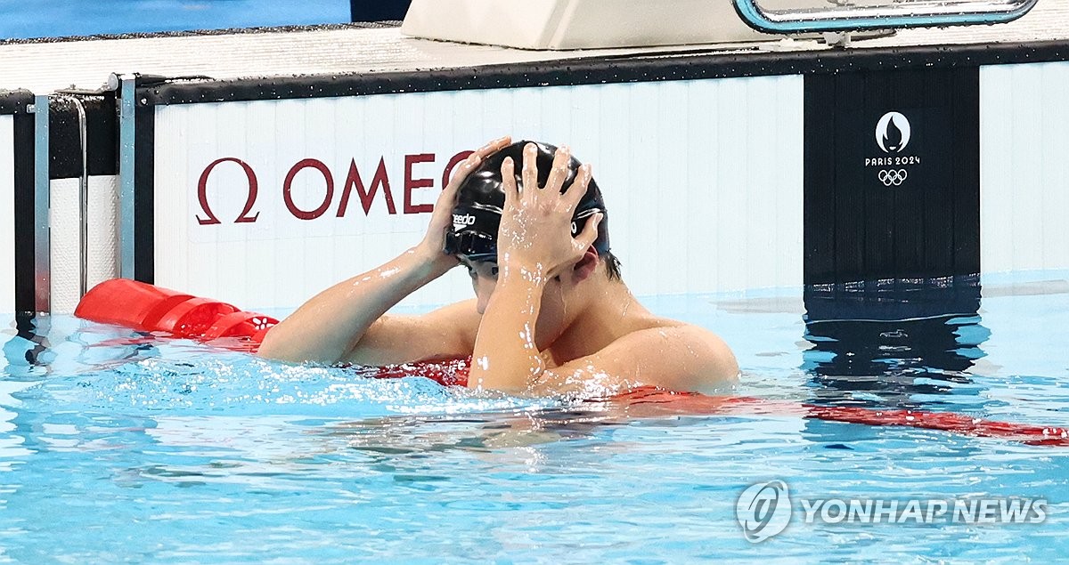 한국 수영의 간판 황선우가 29일 프랑스 파리 라데팡스 수영장에서 열린 20204 파리 하계올림픽 수영 남자 자유형 200m 준결승에서 9위에 그치고 결승 진출에 실패했다. 아직 좌절할 때는 아니다. 한국 수영사 첫 올림픽 메달을 노리는 남자 계영 800m를 위해 30일 다시 도전한다. 연합뉴스