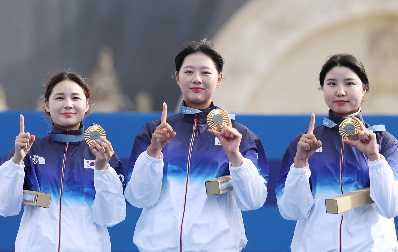 남수현, 임시현, 전훈영(오른쪽부터) 등 한국 여자 양궁 대표팀이 29일 프랑스 파리 레쟁발리드에서 열린 2024 파리 올림픽 여자 양궁 단체전 결승에서 중국을 누르고 금메달을 목에 건 뒤 이 종목 10회 연속 우승을 자축하는 의미에서 손가락으로 10을 만들어보이고 있다. 한국은 이 종목 10회 연속 금메달 위업을 달성했다. 여자 단체전이 1988 서울 올림픽부터 채택된 이후 모든 금메달을 휩쓰는 역사를 썼다. 사진 연합뉴스