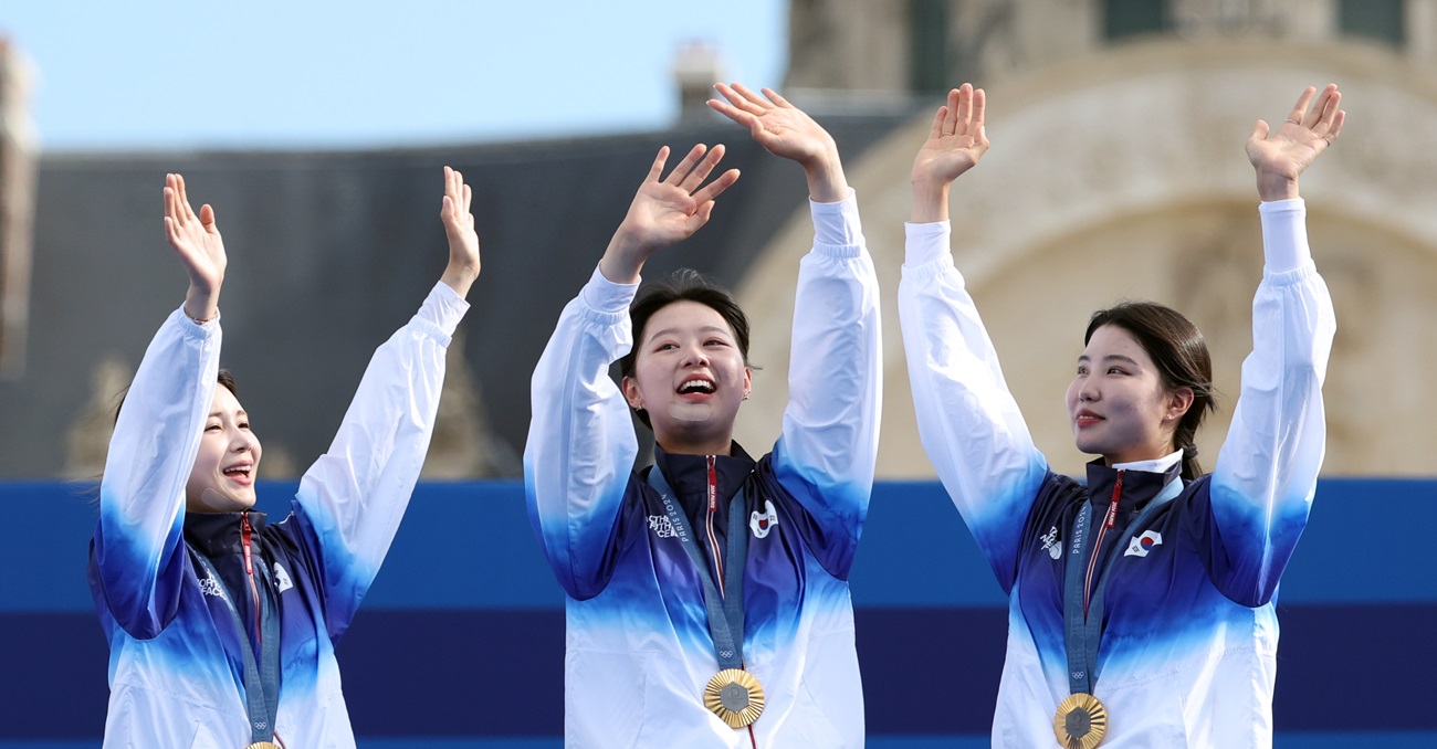 남수현, 임시현, 전훈영(오른쪽부터) 등 한국 여자 양궁 대표팀이 29일 프랑스 파리 레쟁발리드에서 열린 2024 파리 올림픽 여자 양궁 단체전 결승에서 중국을 누르고 금메달을 목에 건 뒤 이 종목 10회 연속 우승을 자축하는 의미에서 손가락으로 10을 만들어보이고 있다. 한국은 이 종목 10회 연속 금메달 위업을 달성했다. 여자 단체전이 1988 서울 올림픽부터 채택된 이후 모든 금메달을 휩쓰는 역사를 썼다. 사진 연합뉴스