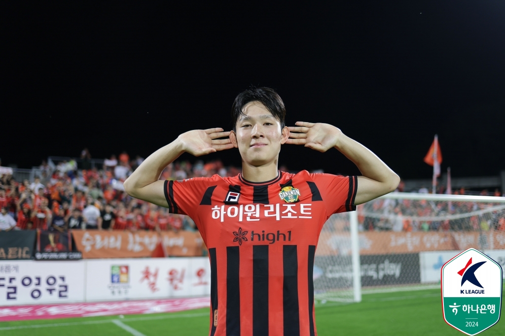 한국 축구 역대 최고의 선수와 향후 한국 축구의 미래를 짊어질 선수가 토트넘 홋스퍼에서 만났다. 두 선수의 만남이 성사될 수 있었던 데에는 양민혁을 향한 토트넘의 관심도 있었지만, 손흥민의 존재 덕도 무시할 수 없었다. 양민혁은 자신이 토트넘을 선택한 이유가 손흥민의 존재 때문이었다고 고백했다. 손흥민도 양민혁에 대한 비하인드 스토리를 공개했다. 손흥민은 양민혁에게 영어를 빨리 배워야 프리미어리그에 적응하고 토트넘 팀 문화에 녹아들 수 있다는 점을 알렸다. 사진 한국프로축구연맹