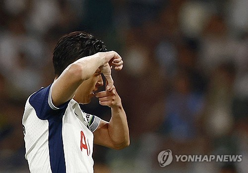 한국 축구 역대 최고의 선수와 향후 한국 축구의 미래를 짊어질 선수가 토트넘 홋스퍼에서 만났다. 두 선수의 만남이 성사될 수 있었던 데에는 양민혁을 향한 토트넘의 관심도 있었지만, 손흥민의 존재 덕도 무시할 수 없었다. 양민혁은 자신이 토트넘을 선택한 이유가 손흥민의 존재 때문이었다고 고백했다. 사진 연합뉴스