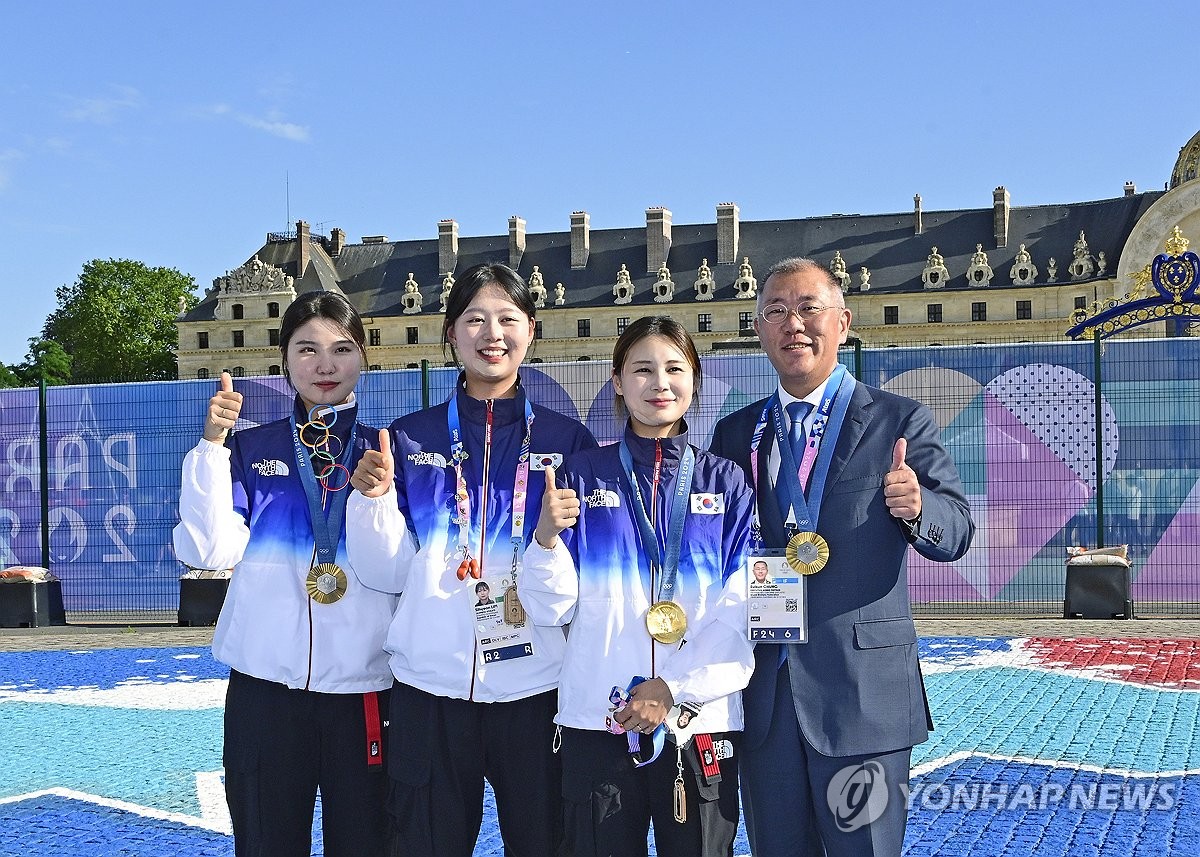 (서울=연합뉴스) 28일(현지시간) 프랑스 파리에서 열린 2024 파리 올림픽에서 남수현(왼쪽부터), 임시현, 전훈영 여자 양궁 단체 국가대표 선수들과 정의선 현대차그룹 회장이 기념 촬영하고 있다. 2024.7.29 [대한양궁협회 제공. 재판매 및 DB 금지] photo@yna.co.kr