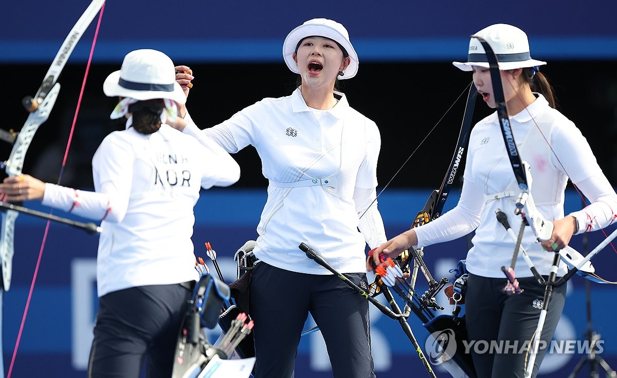 (파리=연합뉴스) 김도훈 기자 = 올림픽 10연패를 달성한 한국 여자 양궁대표팀 전훈영이 28일(현지시간) 프랑스 파리 레쟁발리드 양궁 경기장에서 열린 2024 파리올림픽 양궁 여자단체 결승전에서 10점을 맞춘 뒤 임시현, 남수현과 환호하고 있다. 2024.7.29 superdoo82@yna.co.kr