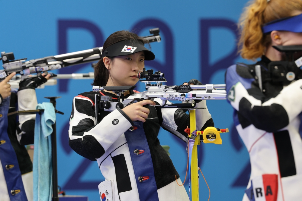 대구체고 2학년에 재학 중인 반효진이 29일 프랑스 샤토루 슈팅센터에서 열린 2024 파리 올림픽 사격 공기소총 10m 여자 결선에 출전, 총점 251.8점을 기록했다. 이후 중국 황유팅과 슛오프 접전 끝에 0.1점 차로 1위를 차지하면서 금메달을 따냈다. 연합뉴스