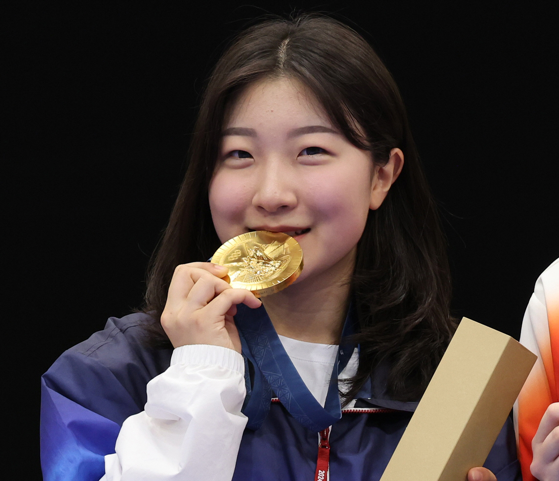 대구체고 2학년에 재학 중인 반효진이 29일 프랑스 샤토루 슈팅센터에서 열린 2024 파리 올림픽 사격 공기소총 10m 여자 결선에 출전, 총점 251.8점을 기록했다. 이후 중국 황유팅과 슛오프 접전 끝에 0.1점 차로 1위를 차지하면서 금메달을 따냈다. 연합뉴스