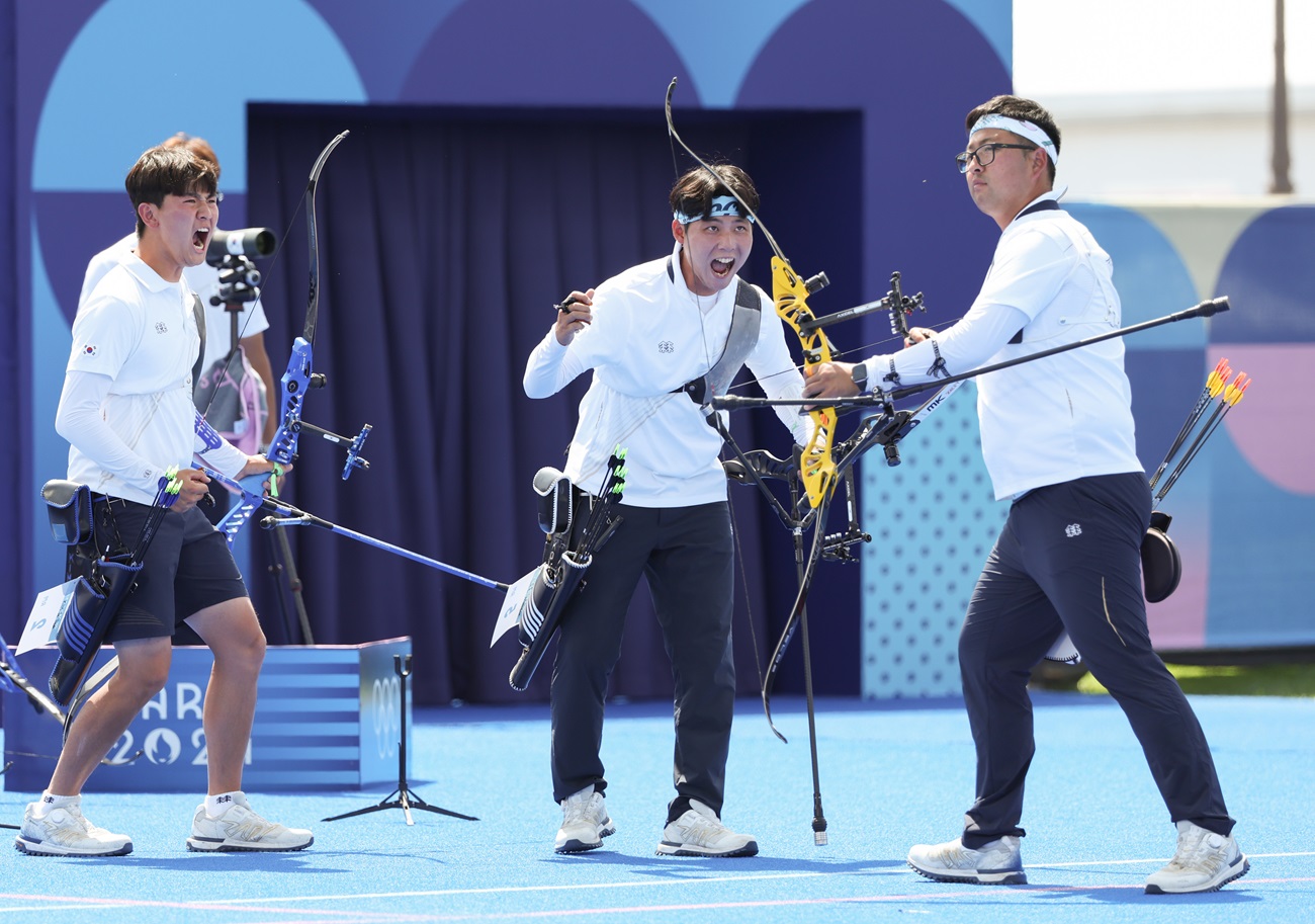 이우석(코오롱)과 김제덕(예천군청), 김우진(청주시청)으로 구성된 대한민국 남자 양궁대표팀이 29일 프랑스 파리 레쟁발리드에서 열린 2024 파리 하계올림픽 양궁 남자 단체전 4강 중국과의 경기에서 세트 스코어 5-1(54-54 57-54 56-53)로 이겼다. 이 종목 올림픽 3회 연속 금메달에 1승만을 남겨뒀다. 사진 연합뉴스 