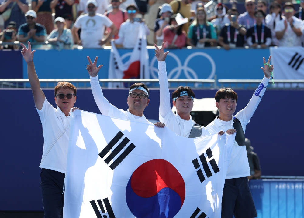 김우진, 김제덕, 이우성으로 구성된 한국 남자 양궁 대표팀이 30일 프랑스 파리 레쟁발리드에서 열린 2024 파리 올림픽 양궁 남자 단체전 결승에서 개최국 프랑스를 세트스코어 5-1로 제압하고 정상에 올랐다. 이로써 016 리우데자네이루, 2020 도쿄 대회에 이어 이 종목 사상 두 번째 3연패 역사를 작성했으며, 단체전 남녀 동반 3연패를 달성했다. 연합뉴스