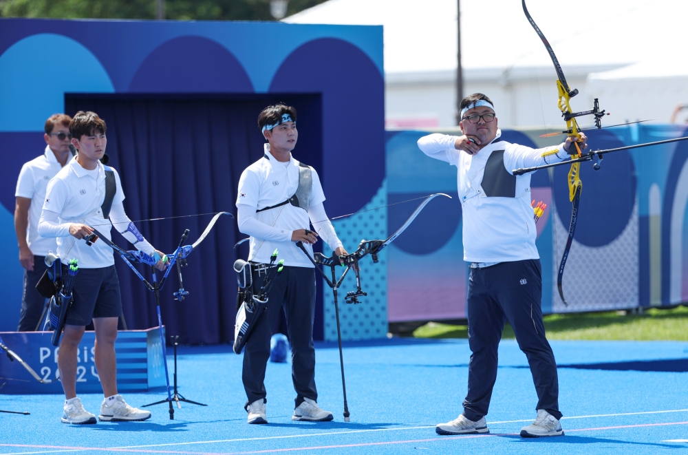 김우진, 김제덕, 이우성으로 구성된 한국 남자 양궁 대표팀이 30일 프랑스 파리 레쟁발리드에서 열린 2024 파리 올림픽 양궁 남자 단체전 결승에서 개최국 프랑스를 세트스코어 5-1로 제압하고 정상에 올랐다. 이로써 016 리우데자네이루, 2020 도쿄 대회에 이어 이 종목 사상 두 번째 3연패 역사를 작성했으며, 단체전 남녀 동반 3연패를 달성했다. 연합뉴스