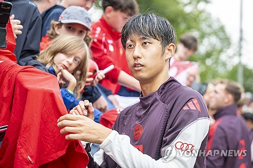 김민재가 지난 시즌 초반과 마찬가지로 또 혹사를 당하는 게 아닌가 하는 걱정이 나올 만한 상황이다. 바이에른 뮌헨이 센터백 교통정리를 하려던 와중 새로 영입한 일본 출신 수비수 이토 히로키가 부상을 당하면서 계획에 차질이 생겼다. 만약 뮌헨이 계획대로 마테이스 더리흐트까지 맨체스터 유나이티드로 보낸다면 뮌헨에는 센터백 자원이 부족해진다. 사진 연합뉴스