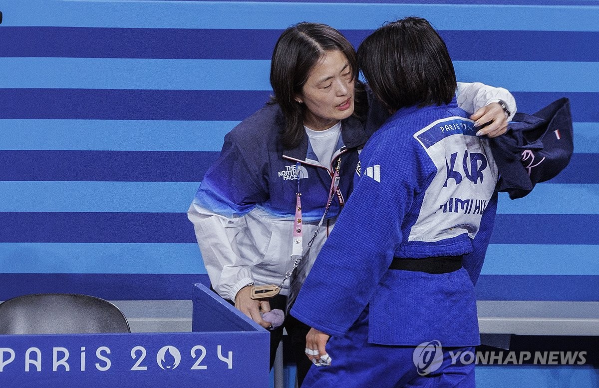 세계랭킹 3위 허미미가 29일 프랑스 파리 샹드마르스 경기장에서 열린 2024 파리 하계올림픽 여자 57㎏급 결승에서 세계랭킹 1위 크리스타 데구치(캐나다)와 잘 싸우고도 지도 3개를 받고 반칙패, 은메달을 차지했다.  허미미의 은메달은 내리막길 걷는다는 혹평을 받은 한국 유도가 대회 사흘 만에 받은 첫 메달이다. 다만 심판의 석연찮은 판정 끝에 받은 은메달에 그쳤다는 평가도 나오고 있다. 연합뉴스