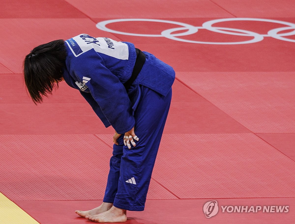 세계랭킹 3위 허미미가 29일 프랑스 파리 샹드마르스 경기장에서 열린 2024 파리 하계올림픽 여자 57㎏급 결승에서 세계랭킹 1위 크리스타 데구치(캐나다)와 잘 싸우고도 지도 3개를 받고 반칙패, 은메달을 차지했다.  허미미의 은메달은 내리막길 걷는다는 혹평을 받은 한국 유도가 대회 사흘 만에 받은 첫 메달이다. 다만 심판의 석연찮은 판정 끝에 받은 은메달에 그쳤다는 평가도 나오고 있다. 연합뉴스