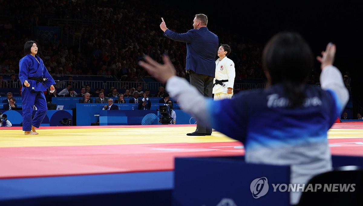 세계랭킹 3위 허미미가 29일 프랑스 파리 샹드마르스 경기장에서 열린 2024 파리 하계올림픽 여자 57㎏급 결승에서 세계랭킹 1위 크리스타 데구치(캐나다)와 잘 싸우고도 지도 3개를 받고 반칙패, 은메달을 차지했다.  허미미의 은메달은 내리막길 걷는다는 혹평을 받은 한국 유도가 대회 사흘 만에 받은 첫 메달이다. 다만 심판의 석연찮은 판정 끝에 받은 은메달에 그쳤다는 평가도 나오고 있다. 연합뉴스