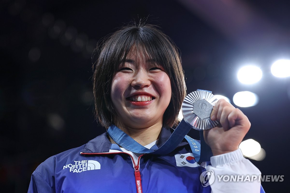 세계랭킹 3위 허미미가 29일 프랑스 파리 샹드마르스 경기장에서 열린 2024 파리 하계올림픽 여자 57㎏급 결승에서 세계랭킹 1위 크리스타 데구치(캐나다)와 잘 싸우고도 지도 3개를 받고 반칙패, 은메달을 차지했다.  허미미의 은메달은 내리막길 걷는다는 혹평을 받은 한국 유도가 대회 사흘 만에 받은 첫 메달이다. 다만 심판의 석연찮은 판정 끝에 받은 은메달에 그쳤다는 평가도 나오고 있다. 연합뉴스