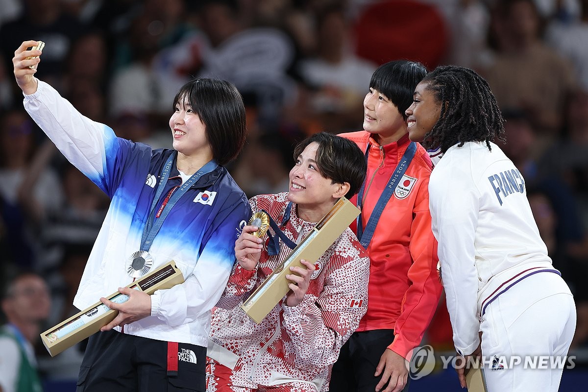 세계랭킹 3위 허미미가 29일 프랑스 파리 샹드마르스 경기장에서 열린 2024 파리 하계올림픽 여자 57㎏급 결승에서 세계랭킹 1위 크리스타 데구치(캐나다)와 잘 싸우고도 지도 3개를 받고 반칙패, 은메달을 차지했다.  허미미의 은메달은 내리막길 걷는다는 혹평을 받은 한국 유도가 대회 사흘 만에 받은 첫 메달이다. 다만 심판의 석연찮은 판정 끝에 받은 은메달에 그쳤다는 평가도 나오고 있다. 연합뉴스