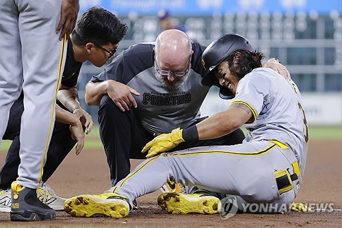 피츠버그 파이리츠 배지환이 30일 미국 텍사스주 휴스턴 미닛메이드파크에서 열린 2024 미국 메이저리그 휴스턴 애스트로스와의 원정경기에서 무릎을 다친 뒤 통증을 호소하고 있다. AP/연합뉴스