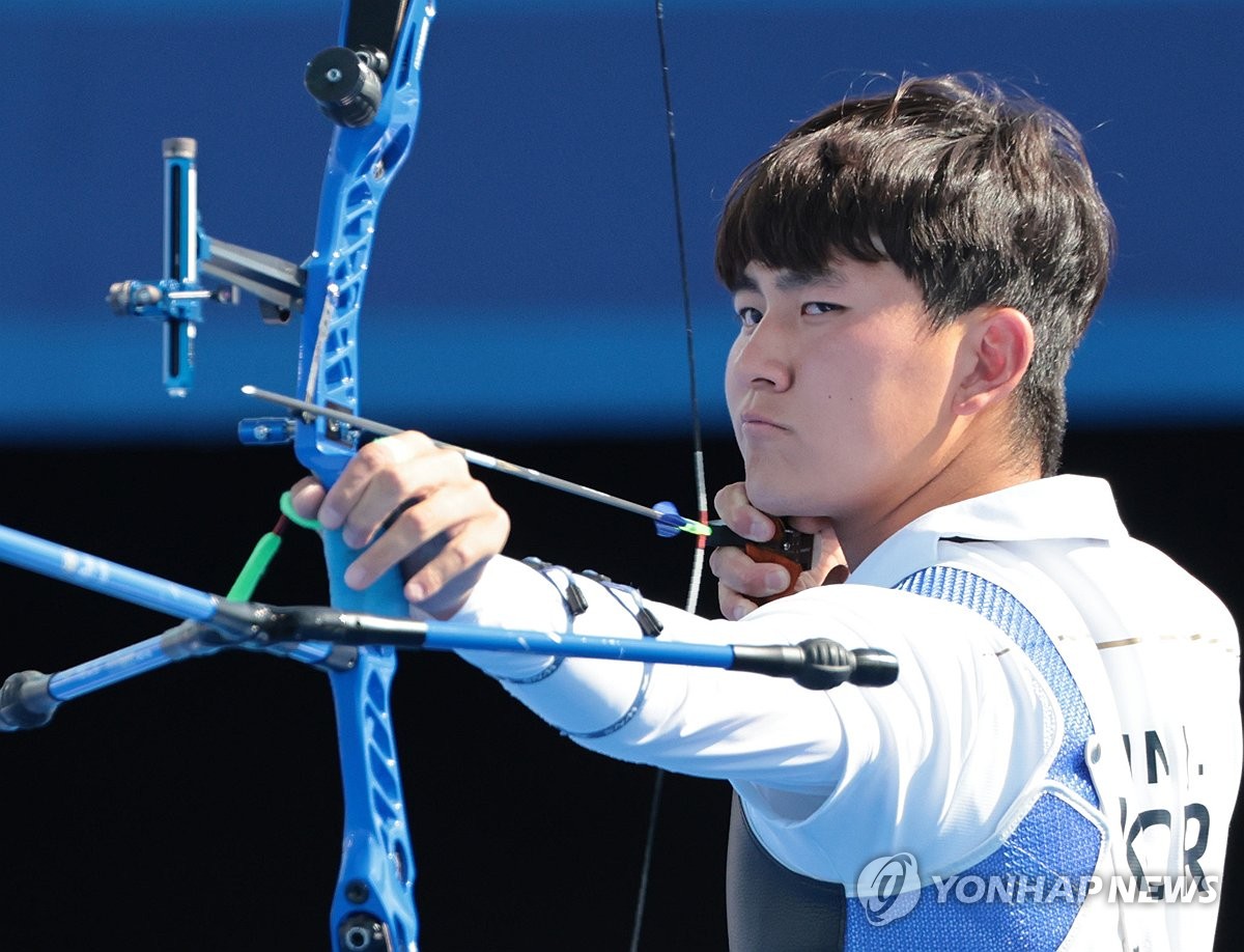 김제덕(20·예천군청)이 엄청난 침착함을 발휘했다. 김제덕은 손등에 벌이 앉은 상황에서도 평점심을 유지해 10점을 쐈다. 심박수는 오히려 더 떨어졌다. 2004년생 20세, 8강전에서 일본을 제압하고 준결승에 오르자 얼굴이 빨개지도록 파이팅을 외치던 선수라고는 믿기 힘든 침착함이었다. 사진 연합뉴스